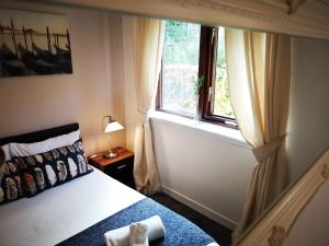 a bedroom with a bed and a window at Mycosy 605 in Paisley