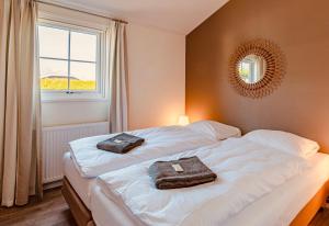 Postel nebo postele na pokoji v ubytování Chalet park Kroondomein Giethoorn