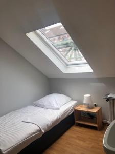 um quarto com uma cama e uma clarabóia no tecto em Hotel Schwaferts em Wuppertal