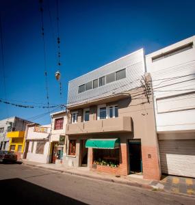 ein Gebäude am Straßenrand in der Unterkunft Departamento Centro Jujuy 5 in San Salvador de Jujuy