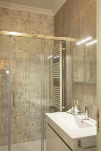 ein Bad mit einem Waschbecken und einer Dusche in der Unterkunft Casa da Granja Boutique in Vila Nova de Gaia