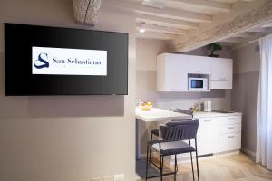 Kuchyň nebo kuchyňský kout v ubytování San Sebastiano Suite & Luxury Apartments