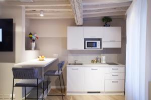 Kuchyň nebo kuchyňský kout v ubytování San Sebastiano Suite & Luxury Apartments
