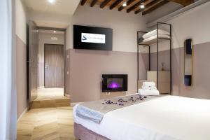 Postel nebo postele na pokoji v ubytování San Sebastiano Suite & Luxury Apartments