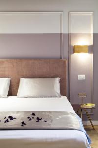 Postel nebo postele na pokoji v ubytování San Sebastiano Suite & Luxury Apartments