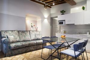 Kuchyň nebo kuchyňský kout v ubytování San Sebastiano Suite & Luxury Apartments