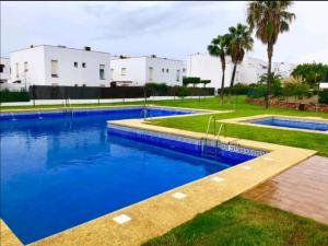 - une grande piscine d'eau bleue dans la cour dans l'établissement ATICO Costa TOYO, à Retamar