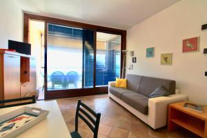 ein Wohnzimmer mit einem Sofa und einem Tisch in der Unterkunft Lanterna 37 in San Vincenzo