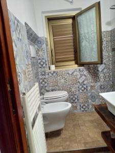 a bathroom with a toilet and a sink at Gioscy in Citta' Sant'Angelo