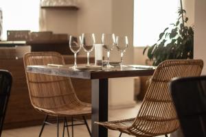 stół z kieliszkami do wina na górze w obiekcie Villa dei Venti w mieście Qala