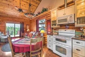 cocina y comedor con mesa en una cabaña en Quaint Williams Cabin Near Grand Canyon, en Williams