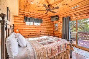 En eller flere senge i et værelse på Quaint Williams Cabin Near Grand Canyon