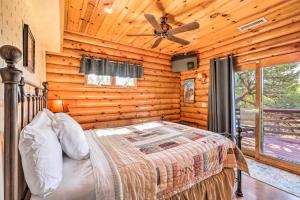 Un dormitorio con una cama en una cabaña de troncos en Quaint Williams Cabin Near Grand Canyon, en Williams