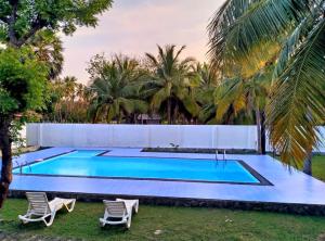 Bazen v nastanitvi oz. blizu nastanitve Pearl Oceanic Resort - Trincomalee