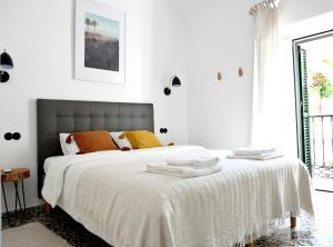 A bed or beds in a room at Palm House 10