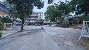 an empty street in front of a building at Thành Mỹ Hotel in Cam Ranh