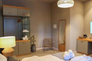 a room with a bed and a desk and a chair at Villa dei Venti in Qala