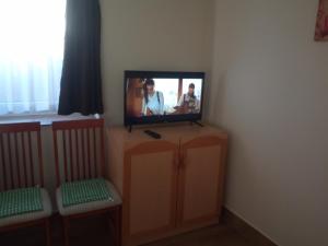 Televízia a/alebo spoločenská miestnosť v ubytovaní START Apartmanok