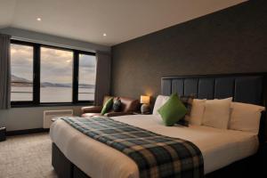 Tempat tidur dalam kamar di The Lodge On Loch Lomond Hotel