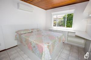 En eller flere senge i et værelse på Casa com 03 dormitórios de casal
