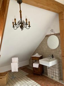 een badkamer met een wastafel en een spiegel bij CALLM aka Zum goldenen Löwen - zu Nacht bei der Destillerie in Kallmünz