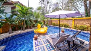 a pool with a pool table and chairs at 4poolvillas in Pattaya North