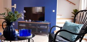 uma sala de estar com uma cadeira e uma televisão em 7 LAKES apartment em Bohinj