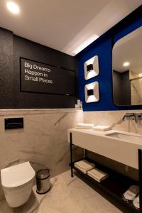 La salle de bains est pourvue d'un lavabo, de toilettes et d'un miroir. dans l'établissement Hotel Bonvie, à Sakarya