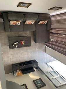 eine Aussicht über ein Zimmer mit einem Tisch und einer Theke in der Unterkunft Cosy apartment in the heart of Kato Paphos in Paphos City