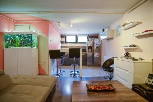 een woonkamer met een bank en een tafel en een keuken bij *** Apartment "IN" Zagreb in Zagreb