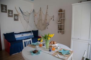 een kamer met een tafel met eten erop bij Casa Laura in Terracina +27 foto's