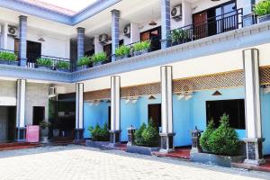 vista para o pátio de um edifício em Hotel Salma Syariah Mitra RedDoorz near Terminal Baru Kediri em Kediri