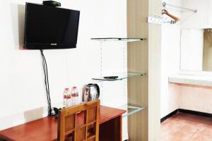 TV a/nebo společenská místnost v ubytování Hotel Salma Syariah Mitra RedDoorz near Terminal Baru Kediri