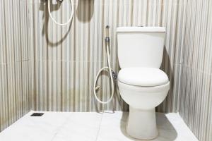 Koupelna v ubytování Hotel Salma Syariah Mitra RedDoorz near Terminal Baru Kediri + 8 fotografií