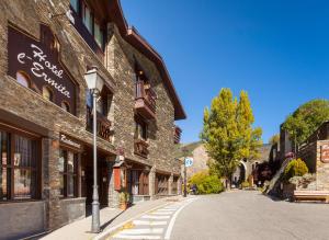 eine leere Straße neben einem Steingebäude in der Unterkunft Hotel L’Ermita B&B in Canillo