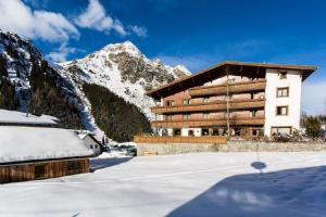 hotel w górach w śniegu w obiekcie Pension Mittagskogel w mieście St. Leonhard im Pitztal