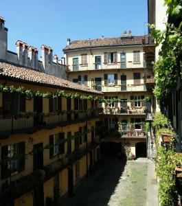 vistas a un edificio con patio en Naviglio, sweet dreams in the heart of the fun, en Milán
