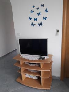 TV a/nebo společenská místnost v ubytování Apartmani Prpić