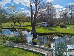 Foto da galeria de Riverside Cabin in Shropshire em Oswestry