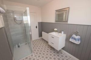 Bilik mandi di Atlantic View Apartment