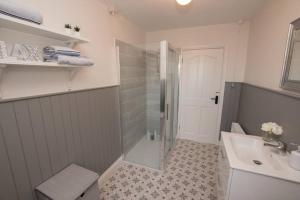 Bilik mandi di Atlantic View Apartment