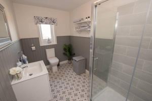 Bilik mandi di Atlantic View Apartment