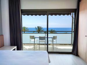 a room with a table and a view of the ocean at Flats Friends Atlantida in Benidorm