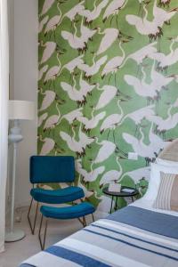 ein Schlafzimmer mit einem Bett und einer grün-weißen Wand in der Unterkunft Easylife - Splendid apt Milano Centrale in Mailand