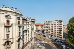 einen Luftblick auf eine Stadtstraße mit Gebäuden in der Unterkunft Easylife - Splendid apt Milano Centrale in Mailand