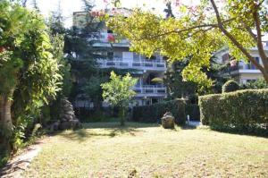 un cortile di fronte a un grande edificio di Drosia Apartments a Asprovalta