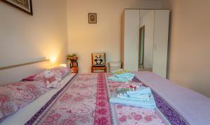ein Schlafzimmer mit einem Bett mit Kleidung darauf in der Unterkunft Gina in Rijeka