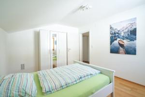 מיטה או מיטות בחדר ב-Bergblick Acht Mondsee