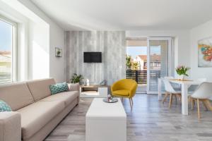 salon z kanapą i stołem w obiekcie Villa Cindrić II w Medulinie