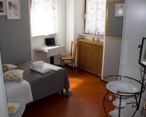 ヴェローナにあるB ＆ B カサノヴァのベッド1台、デスクが備わる小さな客室です。